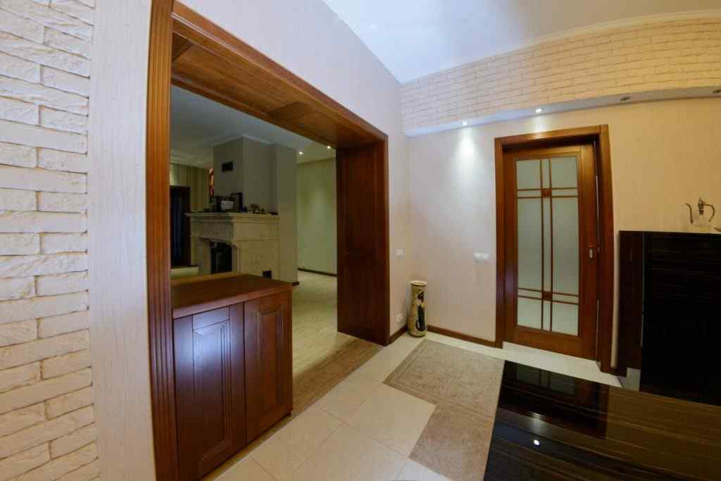 раздвижная дверь в кухню, фальшкороб фасадами с наличнками в проеме в гостиной комнате