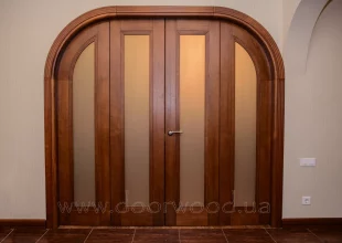 арочі двері деревʼяні міжкімнатні скло сатин масив ясеня скруглена дверна коробка