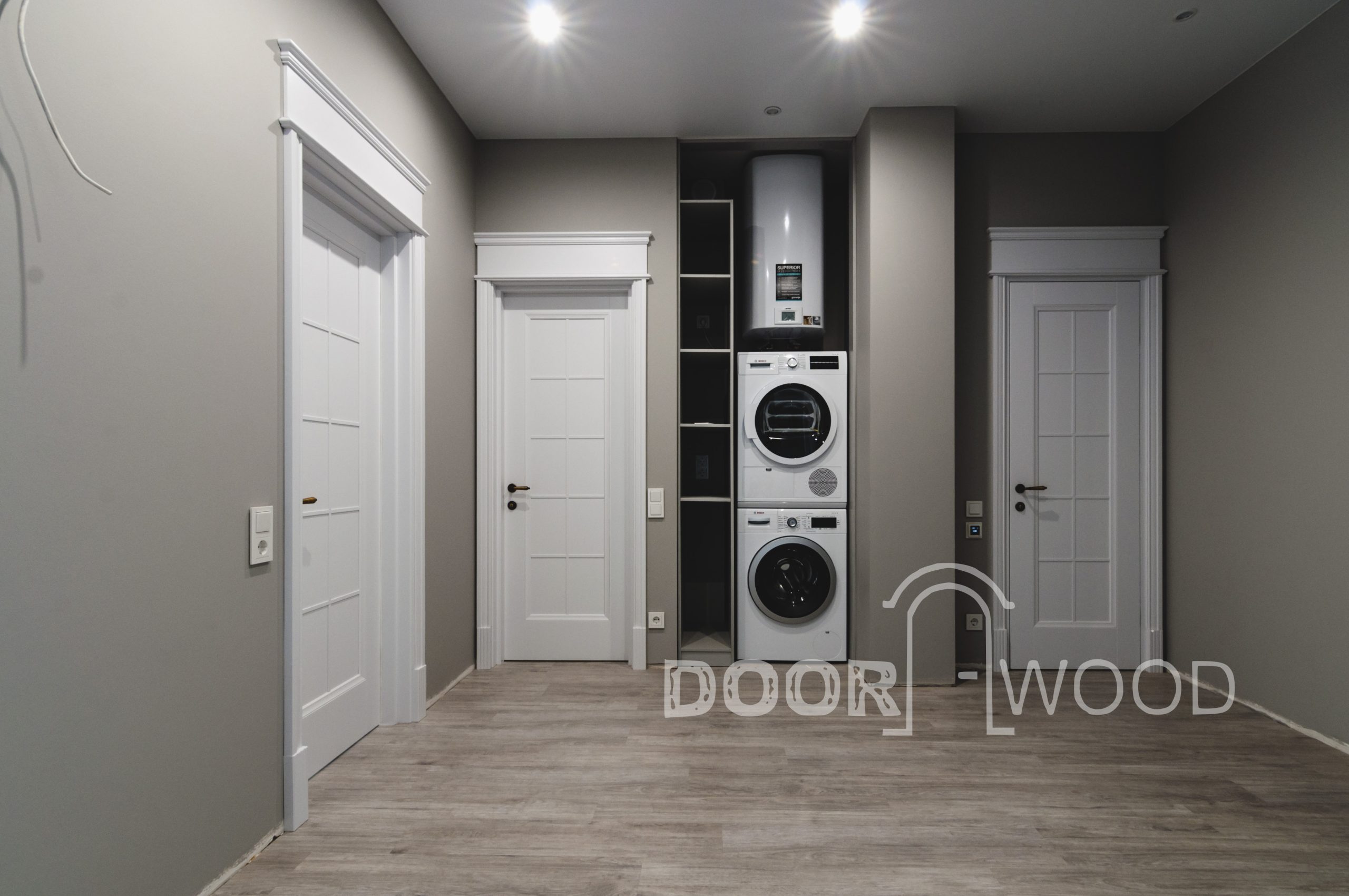 классически дизайнерские белые межкомнатные двери с порталом дорвуд doorwood11