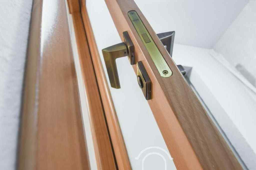 door top with an inter-room lock