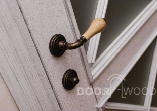 Классические двери со стеклом, накладным фигурным штапиком и патинированной покраской.  Бронзовая дверная ручка. doorwood doors with patina_2