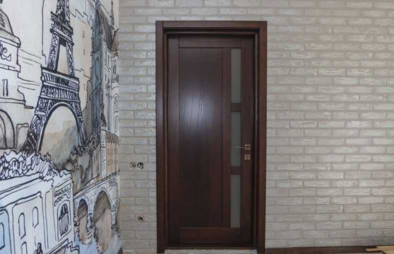 Міжкімнатні двері з ясеня в будинку в Одесі