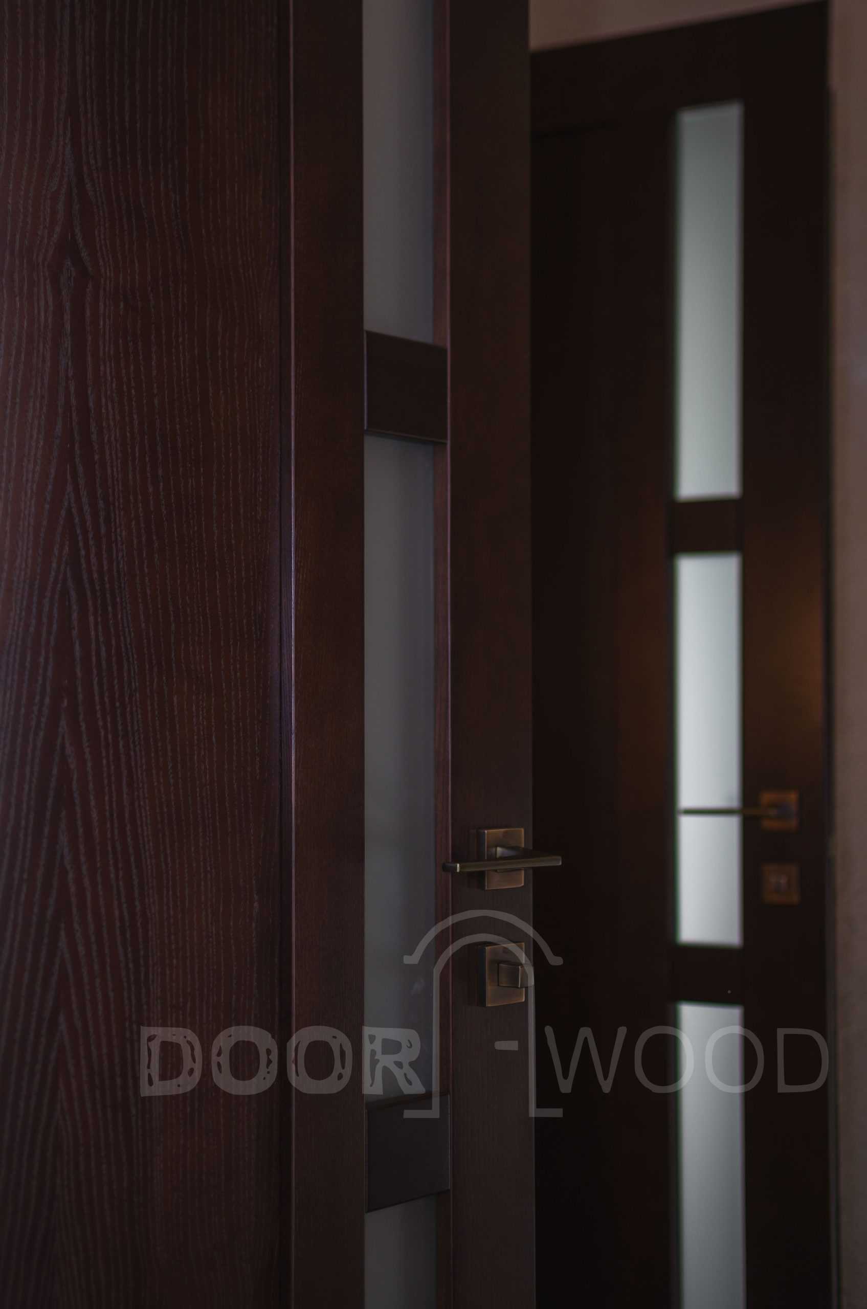 Міжкімнатні двері з ясеня в будинку в Одесі Дерев’яні двері зі склом