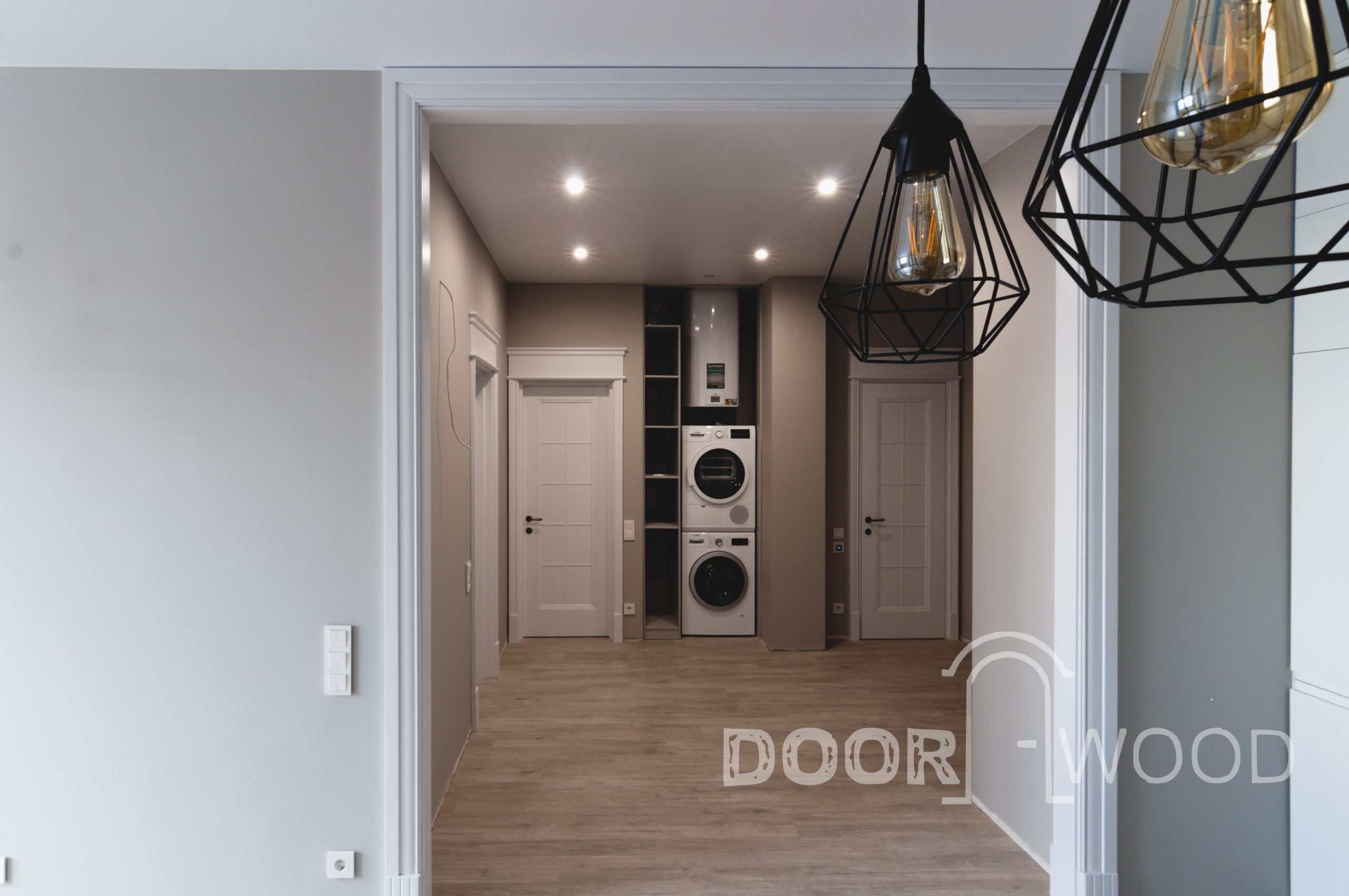 классически дизайнерские белые межкомнатные двери с порталом дорвуд doorwood9