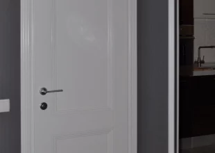 двері міжкімнатна модель Ірен біла глянсова двері та плінтус