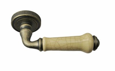 SIBA Ручка дверна LYSBON на розетці R06 антична бронза брудна - кераміка (82 40)